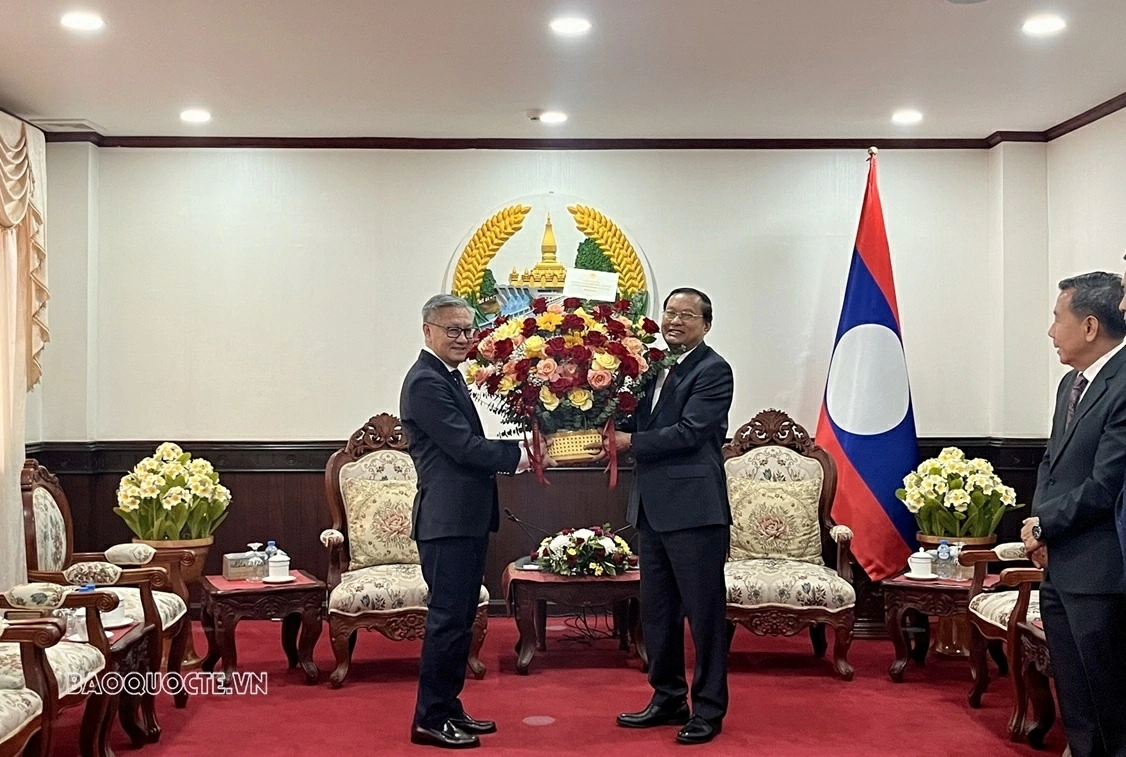 Tổng Lãnh sự Việt Nam tại Savannakhet chúc mừng đồng chí Thongsavanh Phomvihane được bầu vào Bộ Chính trị Trung ương Đảng Nhân dân cách mạng Lào Tổng Lãnh sự Việt Nam tại Savannakhet chúc mừng đồng chí Thongsavanh Phomvihane được bầu vào Bộ Chính trị Trung ương Đảng Nhân dân cách mạng Lào