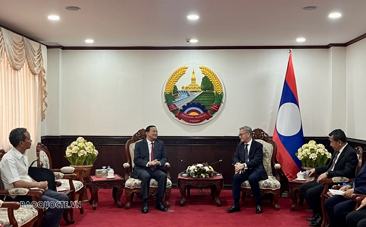 Tổng Lãnh sự Việt Nam tại Savannakhet chúc mừng đồng chí Thongsavanh Phomvihane được bầu vào Bộ Chính trị Trung ương Đảng Nhân dân cách mạng Lào Tổng Lãnh sự Việt Nam tại Savannakhet chúc mừng đồng chí Thongsavanh Phomvihane được bầu vào Bộ Chính trị Trung ương Đảng Nhân dân cách mạng Lào