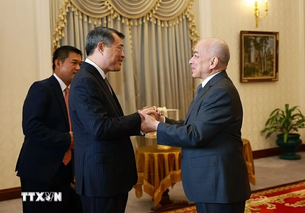 Thủ tướng Chính phủ Lê Minh Hưng chào Quốc vương Norodom Sihamoni và Hoàng Thái hậu Norodom Monineath Sihanouk