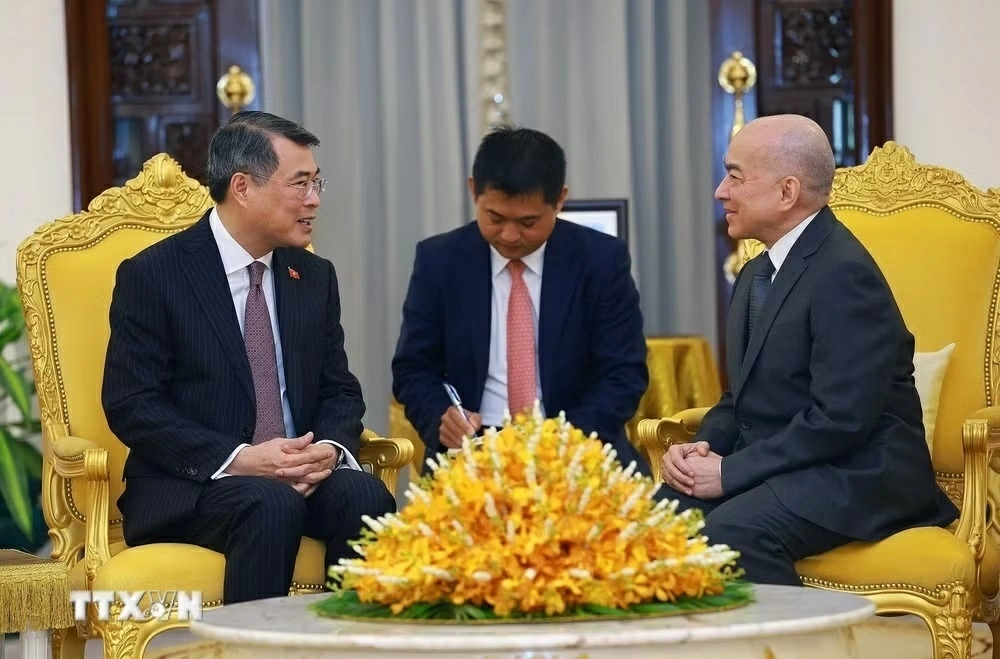 Thủ tướng Chính phủ Lê Minh Hưng chào Quốc vương Norodom Sihamoni và Hoàng Thái hậu Norodom Monineath Sihanouk