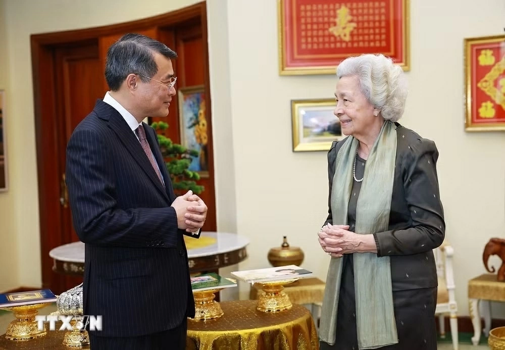 Thủ tướng Chính phủ Lê Minh Hưng chào Quốc vương Norodom Sihamoni và Hoàng Thái hậu Norodom Monineath Sihanouk