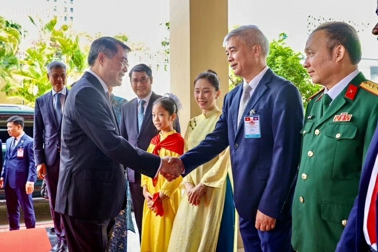 Thủ tướng Lê Minh Hưng gặp cộng đồng người gốc Việt và các cơ quan đại diện Việt Nam tại Campuchia Thủ tướng Lê Minh Hưng gặp cộng đồng người gốc Việt và các cơ quan đại diện Việt Nam tại Campuchia