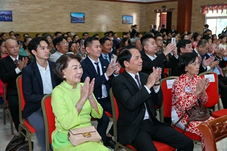 Thủ tướng Lê Minh Hưng gặp cộng đồng người gốc Việt và các cơ quan đại diện Việt Nam tại Campuchia Thủ tướng Lê Minh Hưng gặp cộng đồng người gốc Việt và các cơ quan đại diện Việt Nam tại Campuchia