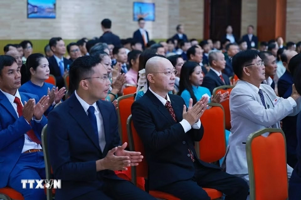 Thủ tướng Lê Minh Hưng gặp cộng đồng người gốc Việt và các cơ quan đại diện Việt Nam tại Campuchia Thủ tướng Lê Minh Hưng gặp cộng đồng người gốc Việt và các cơ quan đại diện Việt Nam tại Campuchia