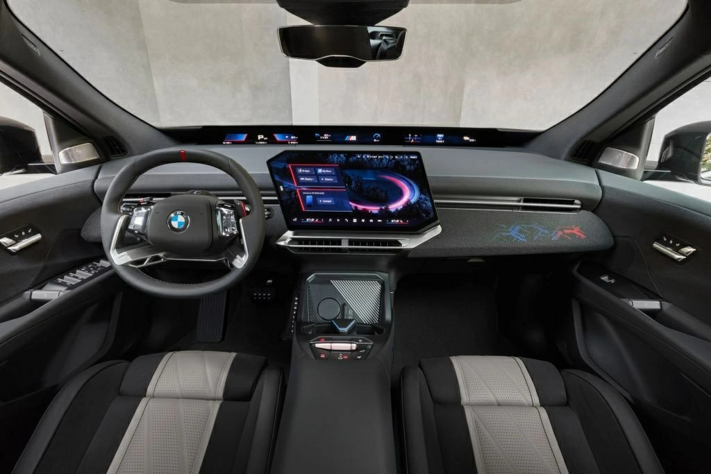 Không gian nội thất tiếp tục kế thừa kiến trúc Panoramic iDrive.