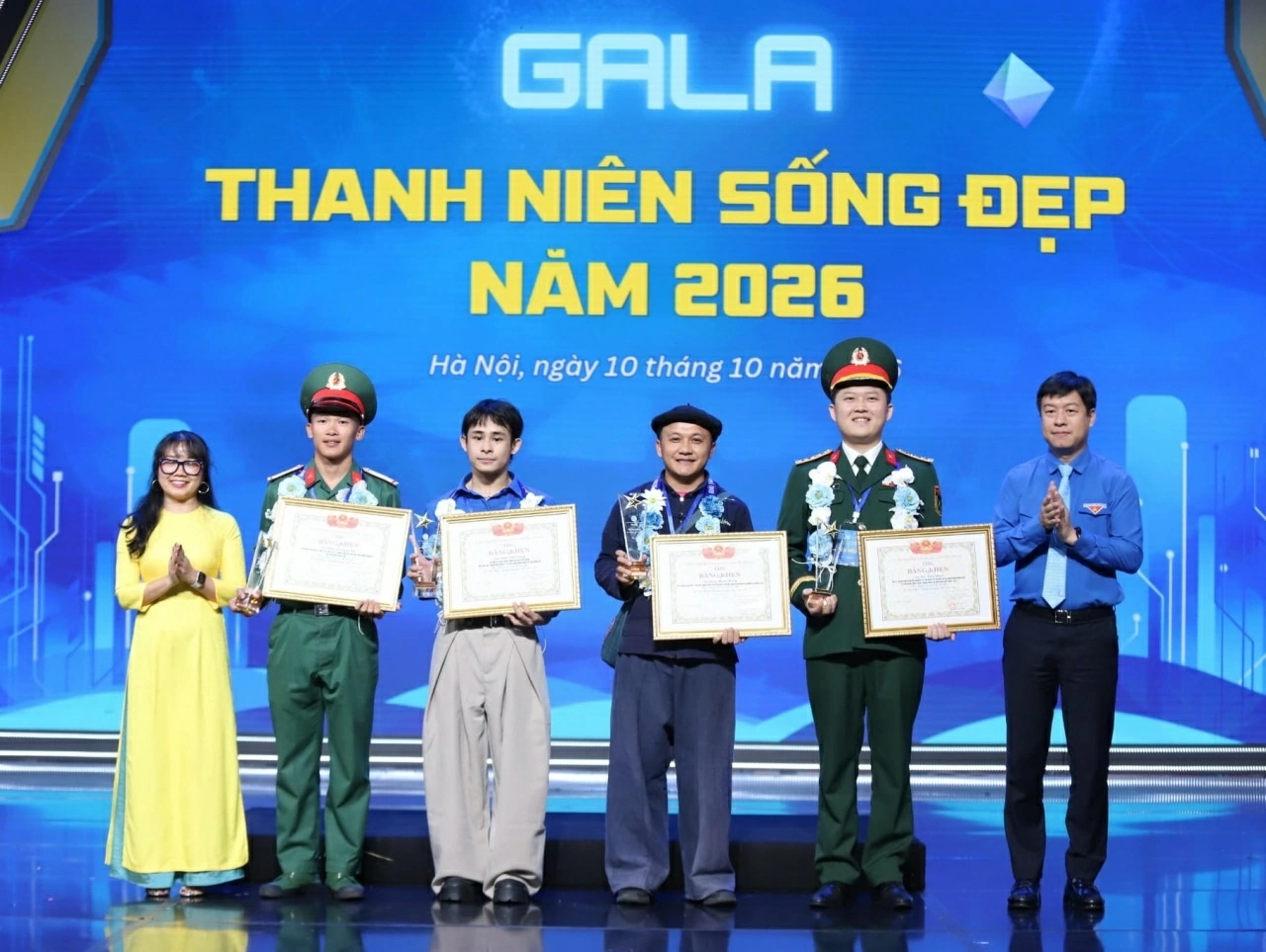 Thanh niên sống đẹp