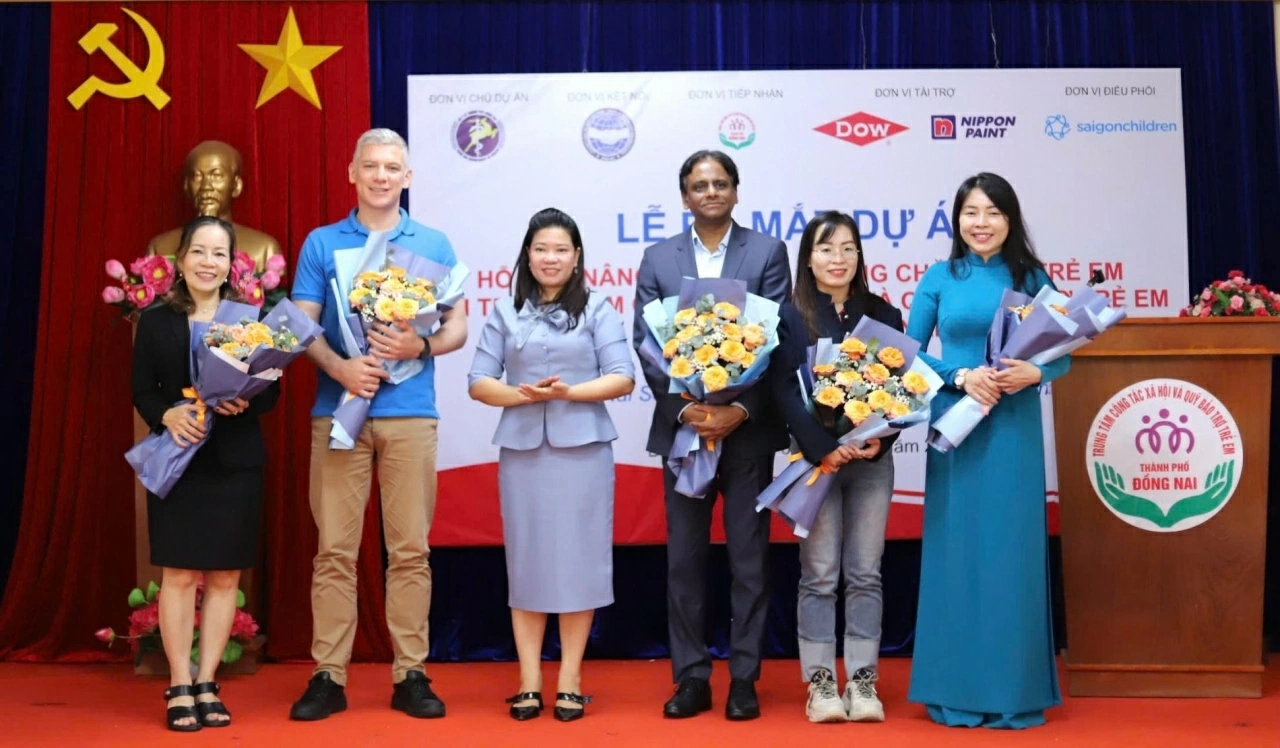 ThS Phạm Thị Mai Hương, Phó Giám đốc Sở Y tế thành phố Đồng Nai tặng hoa cho các nhà tài trợ và tổ chức đồng hành cùng chương trình. (Nguồn: BTC)