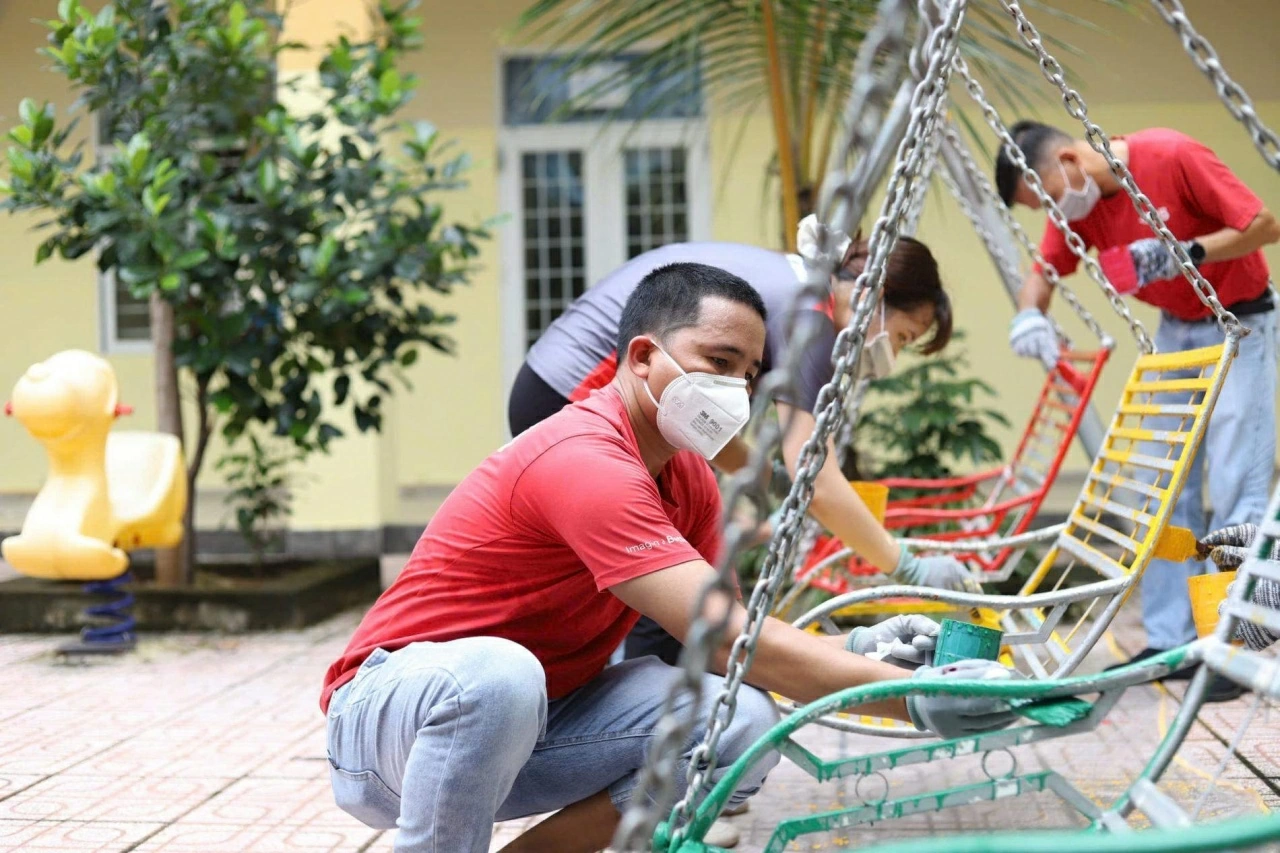 Các tình nguyện viên sơn mới tường và các đồ chơi cho Trung tâm Công tác xã hội và Quỹ Bảo trợ trẻ em thành phố Đồng Nai.