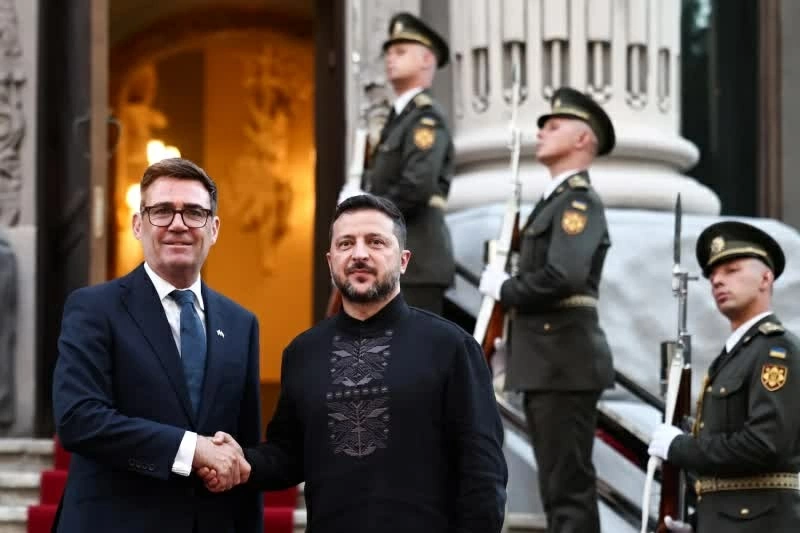 Thủ tướng Anh Andy Burnham tái khẳng định sự ủng hộ của London đối với Ukraine trong cuộc điện đàm với Tổng thống Volodymyr Zelensky ngày 10/10. (Nguồn: The Times) Thủ tướng Anh Andy Burnham tái khẳng định sự ủng hộ của London đối với Ukraine trong cuộc điện đàm với Tổng thống Volodymyr Zelensky ngày 10/10. (Nguồn: The Times)