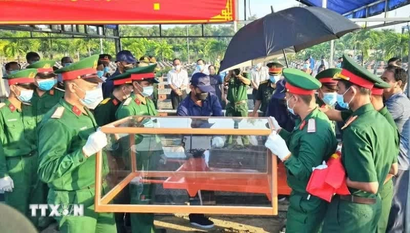 Tỉnh Cà Mau đặt mục tiêu đến cuối năm 2026 sẽ hoàn thành việc lấy mẫu đối với 3.382 hài cốt liệt sĩ tại 11 nghĩa trang liệt sỹ trên địa bàn. (Nguồn: TTXVN) Cà Mau quy tập 3 hài cốt liệt sĩ tại nghĩa trang tạm Cầu Chữ Y