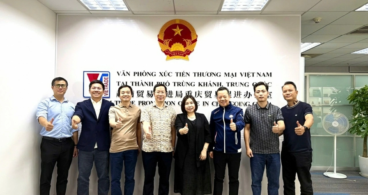 Tổng Lãnh sự Việt Nam tại Trùng Khánh Bùi Nguyên Long thăm, chúc mừng doanh nghiệp nhân Ngày Doanh nhân Việt Nam