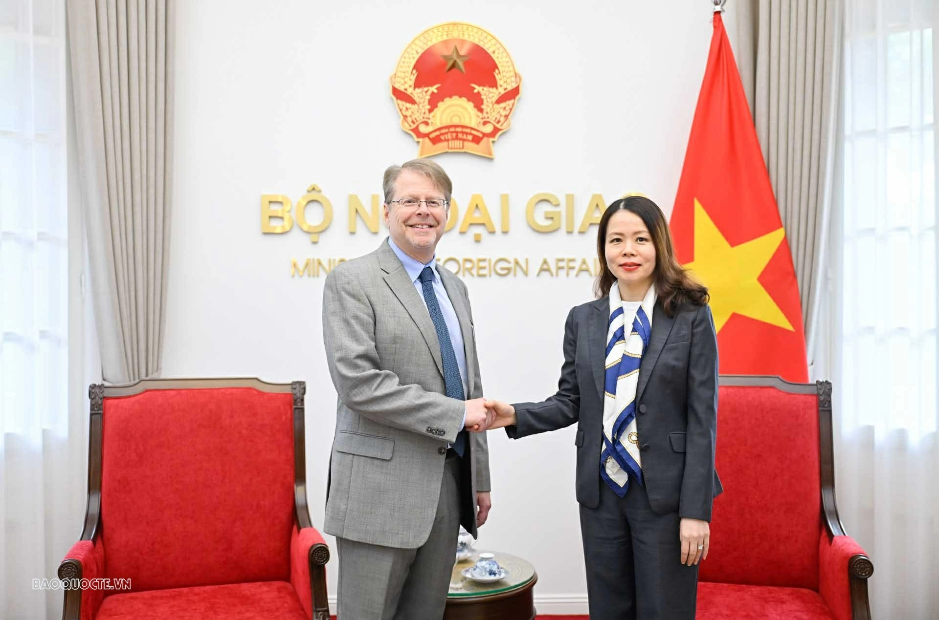 Thứ trưởng Ngoại giao Nguyễn Minh Hằng tiếp Phó Chủ tịch Phòng Thương mại Hoa Kỳ Thứ trưởng Ngoại giao Nguyễn Minh Hằng tiếp Phó Chủ tịch Phòng Thương mại Hoa Kỳ