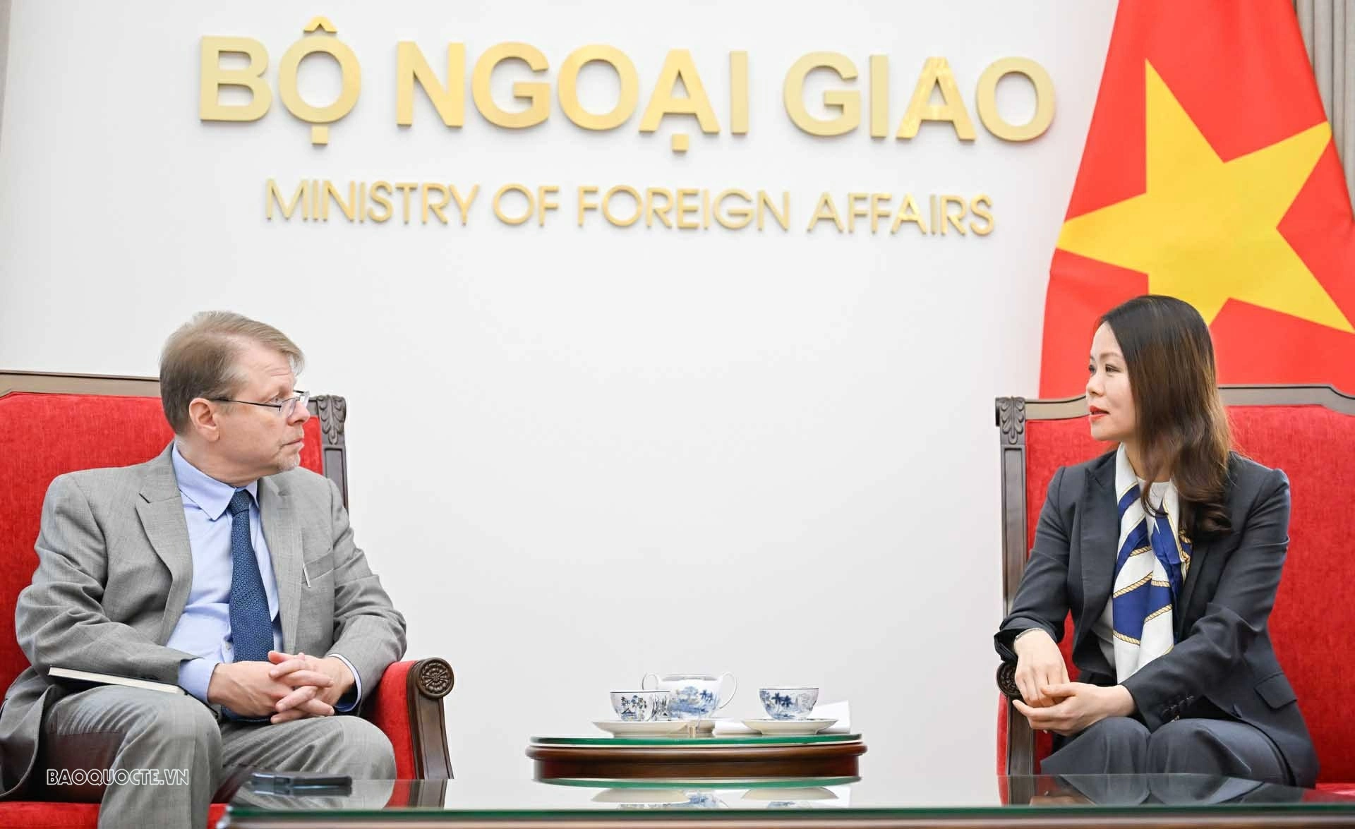 Thứ trưởng Ngoại giao Nguyễn Minh Hằng tiếp Phó Chủ tịch Phòng Thương mại Hoa Kỳ Thứ trưởng Ngoại giao Nguyễn Minh Hằng tiếp Phó Chủ tịch Phòng Thương mại Hoa Kỳ