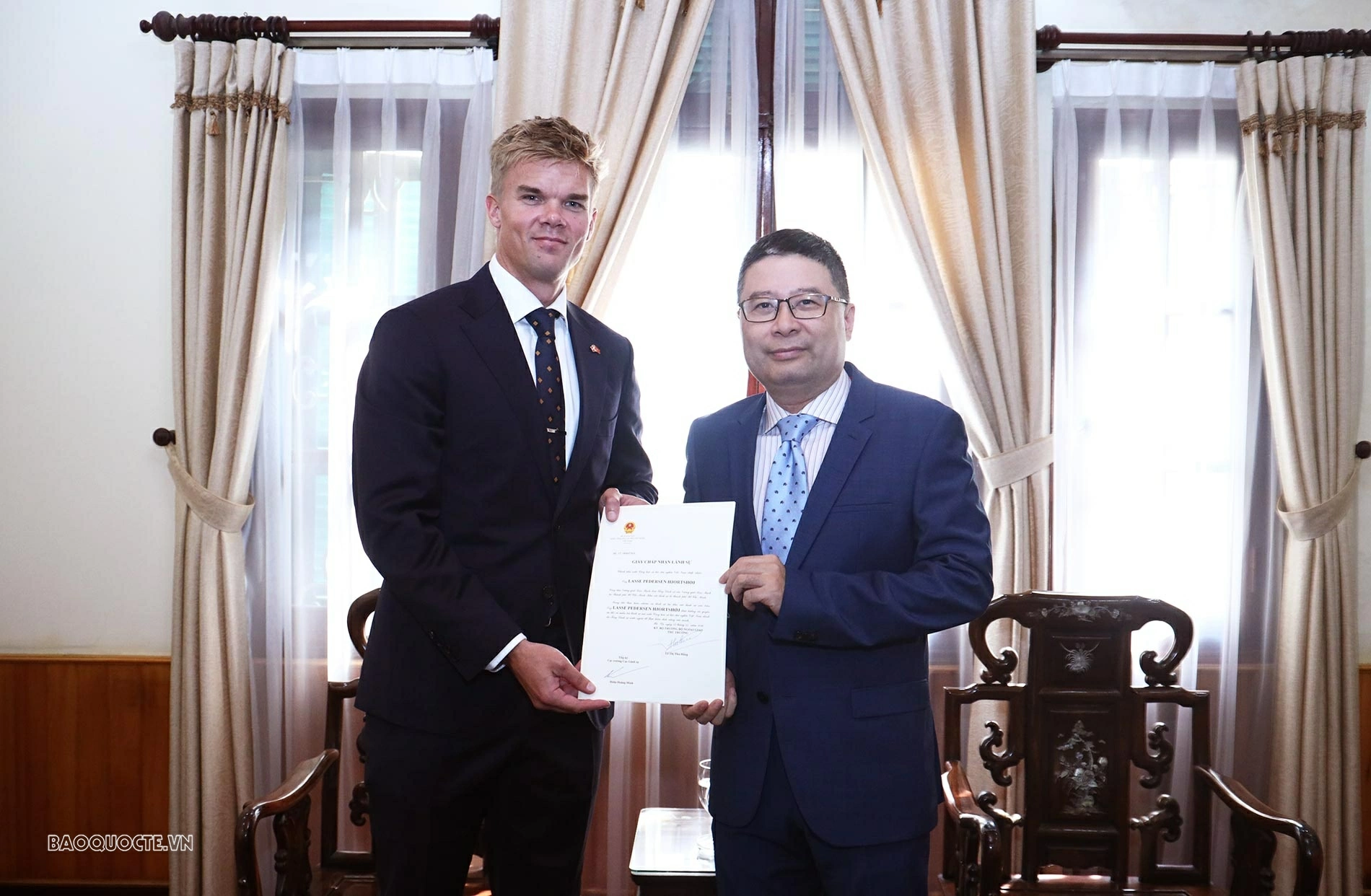 Cục trưởng Cục Lãnh sự Doãn Hoàng Minh đã trao Giấy Chấp nhận lãnh sự cho ông Lasse Pedersen HjortshØj, Tổng Lãnh sự đầu tiên của Vương quốc Đan Mạch tại Thành phố Hồ Chí Minh. 