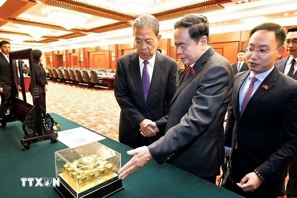 Chủ tịch Quốc hội Trần Thanh Mẫn và đồng chí Triệu Lạc Tế, Ủy viên Thường vụ Bộ Chính trị Trung ương Đảng Cộng sản Trung Quốc, Ủy viên trưởng Ủy ban thường vụ Đại hội Đại biểu Nhân dân toàn quốc Trung Quốc (Nhân đại) trao đổi tặng phẩm. (Ảnh: Doãn Tấn/TTX