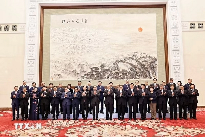 Chủ tịch Quốc hội Trần Thanh Mẫn và đồng chí Triệu Lạc Tế, Ủy viên Thường vụ Bộ Chính trị Trung ương Đảng Cộng sản Trung Quốc, Ủy viên trưởng Ủy ban thường vụ Đại hội Đại biểu Nhân dân toàn quốc Trung Quốc (Nhân đại) với đại biểu. (Ảnh: Doãn Tấn/TTXVN)