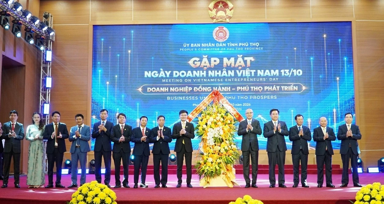 Lãnh đạo tỉnh tặng hoa chúc mừng đội ngũ doanh nghiệp, doanh nhân tỉnh Phú Thọ