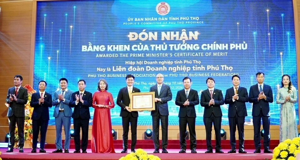 Chủ tịch UBND tỉnh Trần Duy Đông trao Cờ thi đua của UBND tỉnh cho 7 tập thể hoàn thành xuất sắc, toàn diện nhiệm vụ công tác, dẫn đầu phong trào thi đua yêu nước tỉnh Phú Thọ năm 2025.