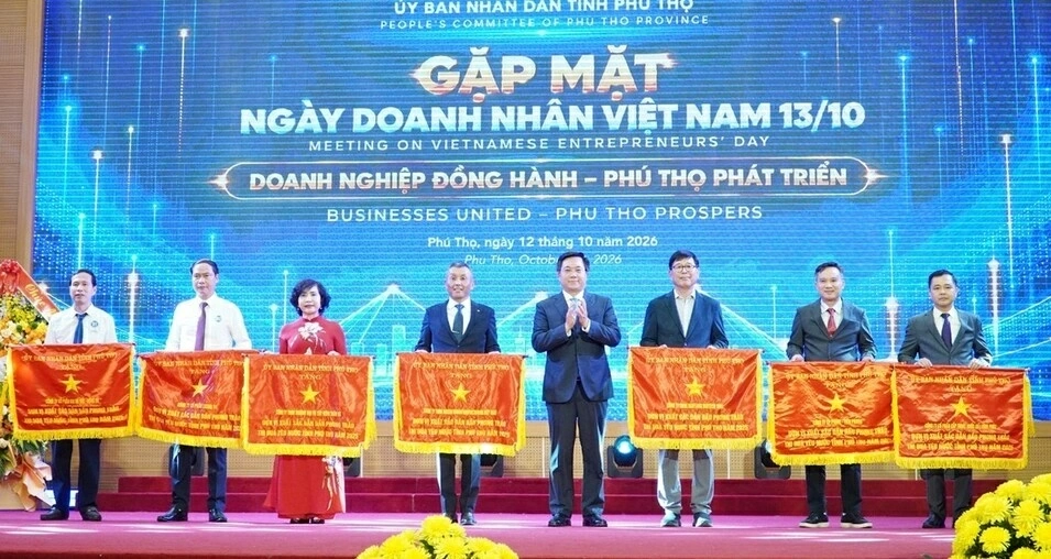 Chủ tịch UBND tỉnh Trần Duy Đông trao Cờ thi đua của UBND tỉnh cho 7 tập thể hoàn thành xuất sắc, toàn diện nhiệm vụ công tác, dẫn đầu phong trào thi đua yêu nước tỉnh Phú Thọ năm 2025
