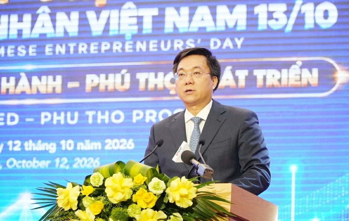 Chủ tịch UBND tỉnh Trần Duy Đông phát biểu tại chương trình gặp mặt.