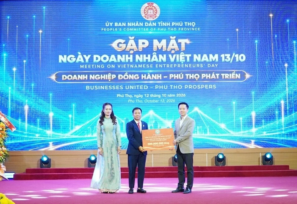 Các doanh nghiệp trao kinh phí ủng hộ an sinh xã hội và Quỹ Vì người nghèo của Liên đoàn Doanh nghiệp tỉnh Phú Thọ.