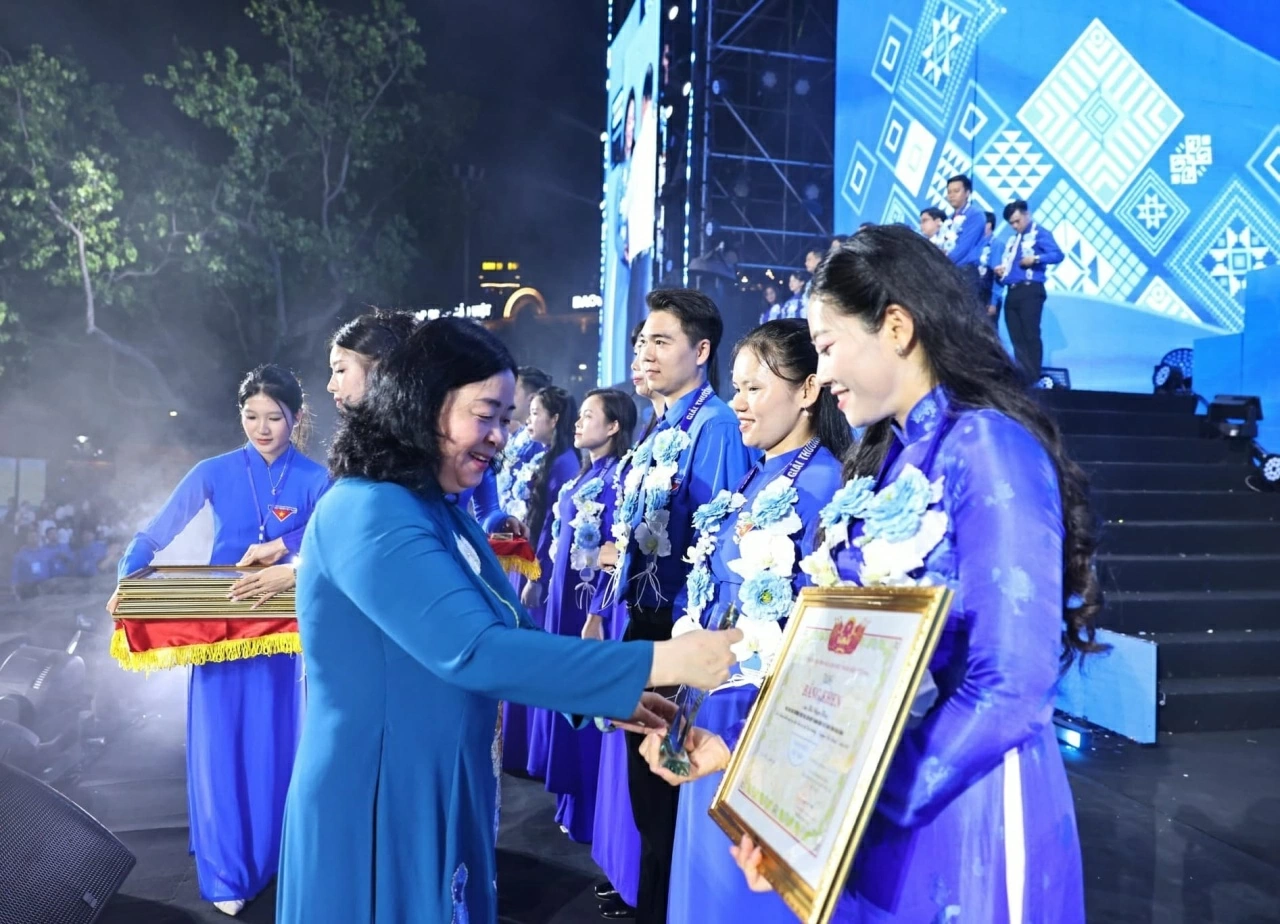 12.42. Nối dài hành trình cống hiến