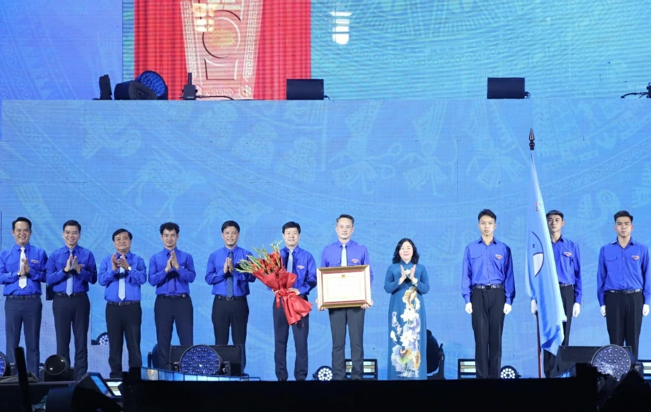 12.42. Nối dài hành trình cống hiến