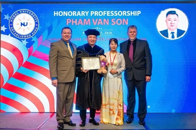 Doanh nhân Phạm Văn Sơn được Nobel University trao tặng danh hiệu Giáo sư Danh dự ngành Quản trị Kinh doanh