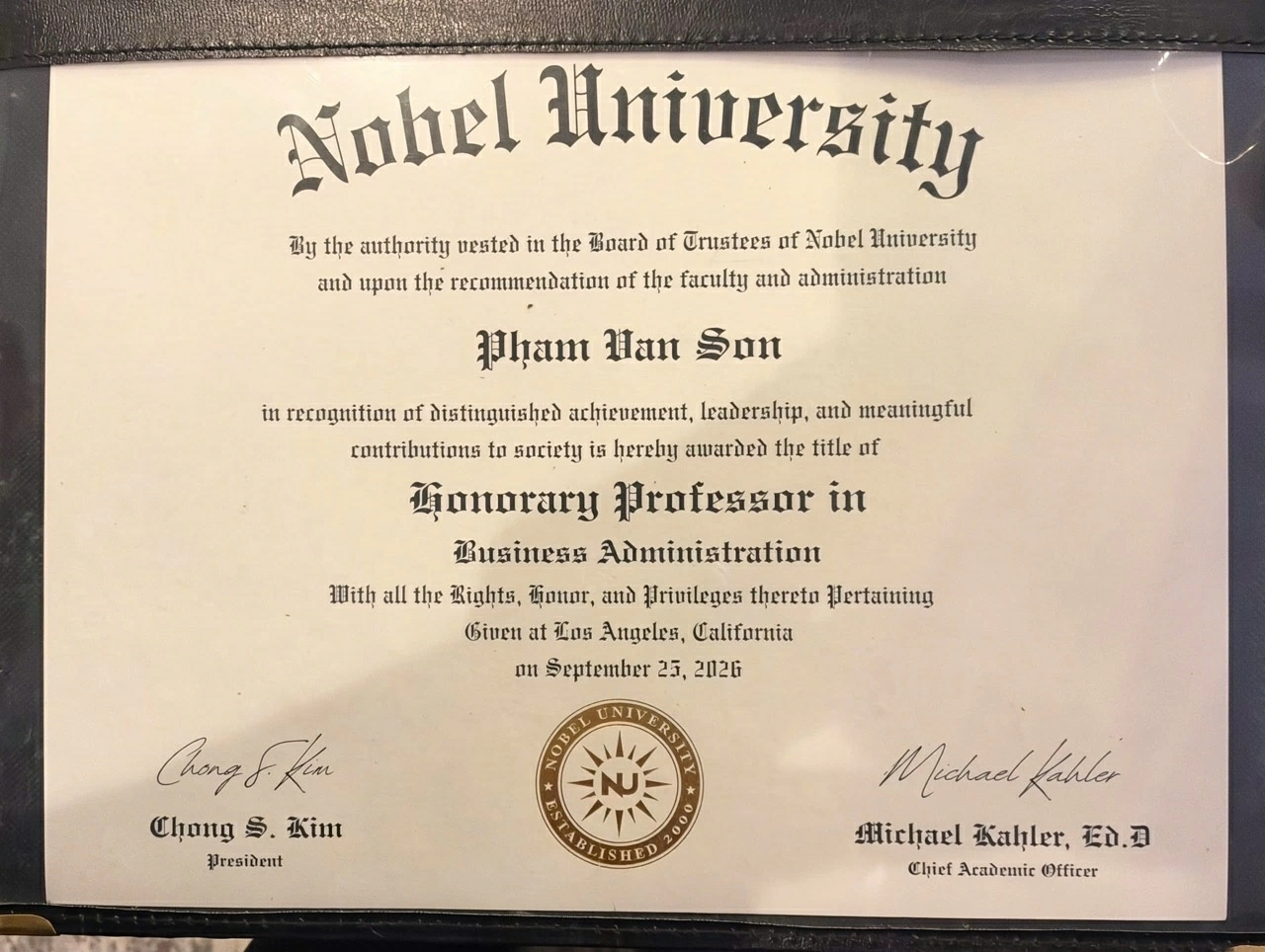 Doanh nhân Phạm Văn Sơn được Nobel University trao tặng danh hiệu Giáo sư Danh dự ngành Quản trị Kinh doanh