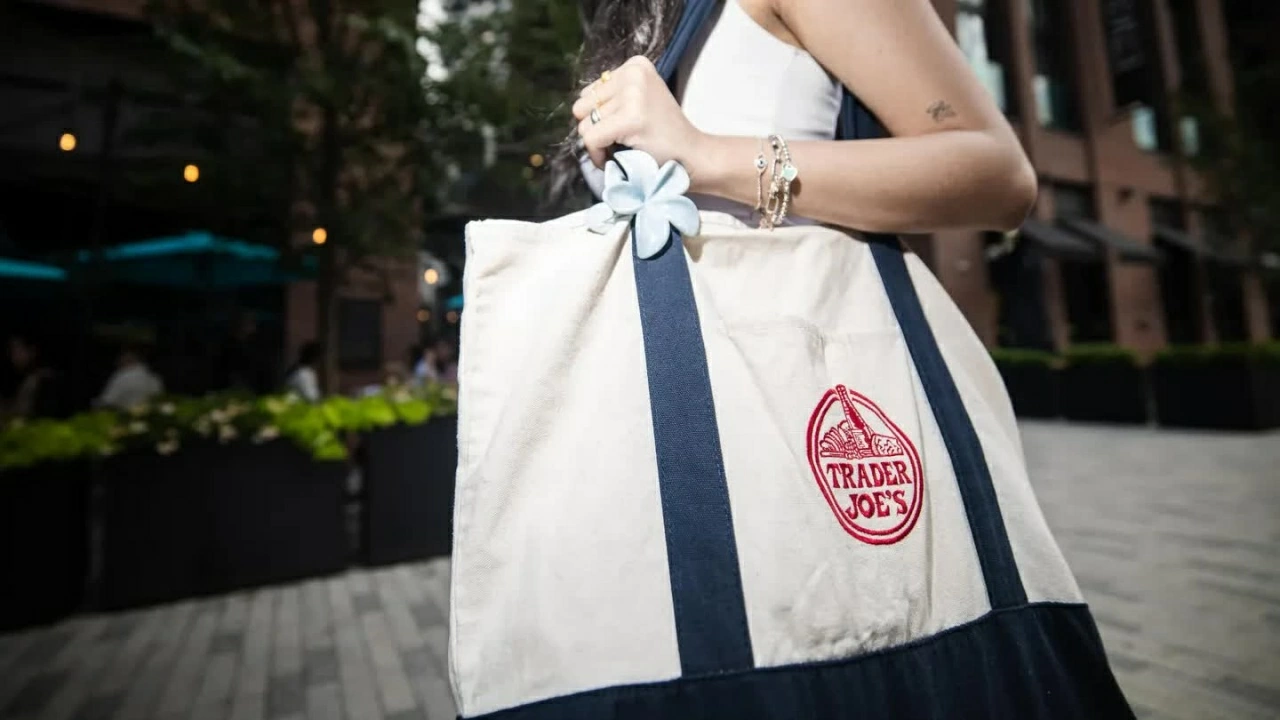 Túi vải Trader Joe’s trở thành món đồ được ưa chuộng bởi chuỗi siêu thị này chỉ hoạt động tại Mỹ, khiến chiếc túi gợi dấu ấn về hành trình đến xứ cờ hoa. (Ảnh: Trader Joe’s) Túi vải Trader Joe’s trở thành món đồ được ưa chuộng bởi chuỗi siêu thị này chỉ hoạt động tại Mỹ, khiến chiếc túi gợi dấu ấn về hành trình đến xứ cờ hoa. (Ảnh: Trader Joe’s)
