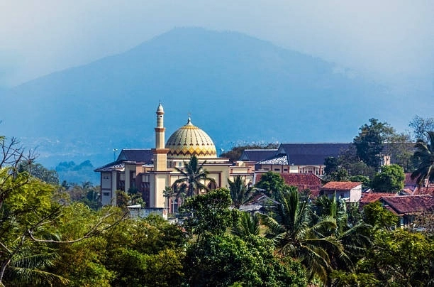 Nhà thờ Hồi giáo Masjid Pondok Pesantren Darussalam tại huyện Garut, tỉnh Tây Java, Indonesia. (Nguồn: Getty Images)