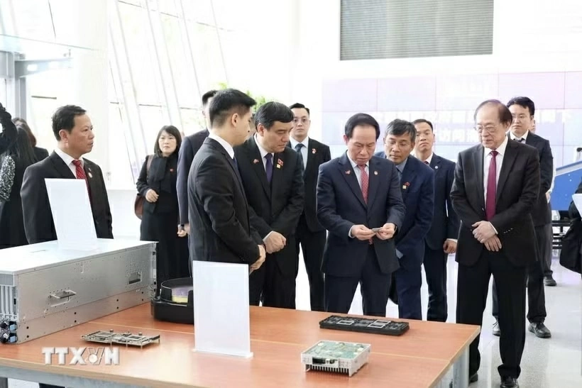 Phó Thủ tướng Lê Tiến Châu thăm và làm việc tại Đại học Thanh Hoa, Trung Quốc