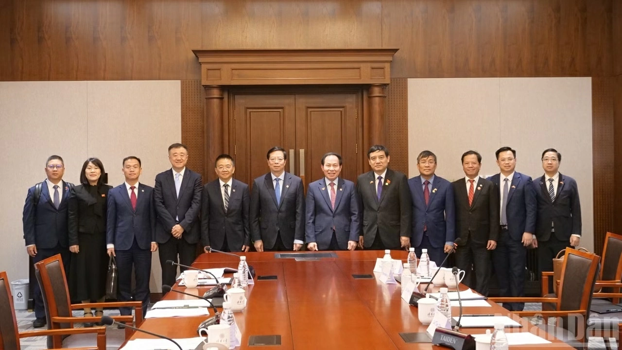 Phó Thủ tướng Lê Tiến Châu thăm và làm việc tại Đại học Thanh Hoa, Trung Quốc