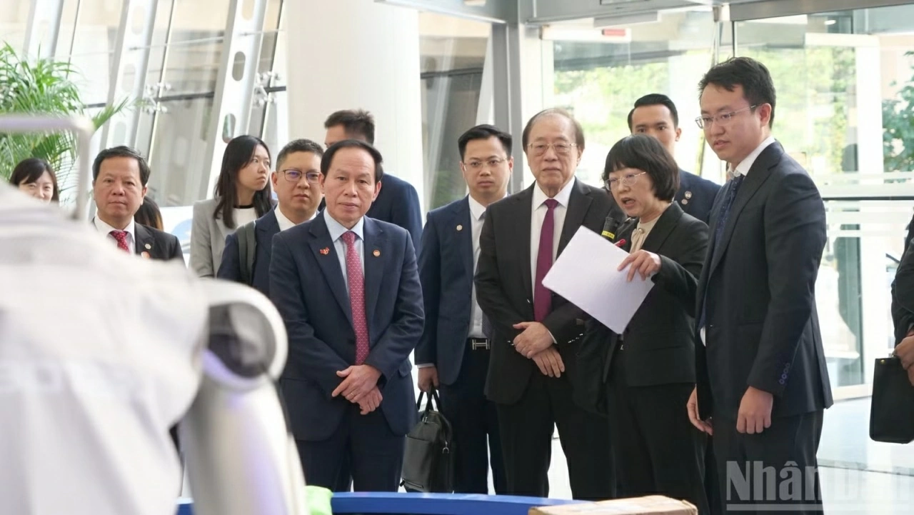 Phó Thủ tướng Lê Tiến Châu thăm và làm việc tại Đại học Thanh Hoa, Trung Quốc
