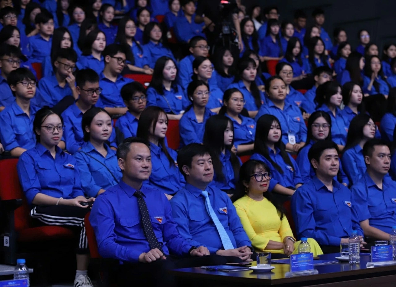 Thanh niên dám đổi mới, vững bản lĩnh, sống có trách nhiệm Thanh niên dám đổi mới, vững bản lĩnh, sống có trách nhiệm