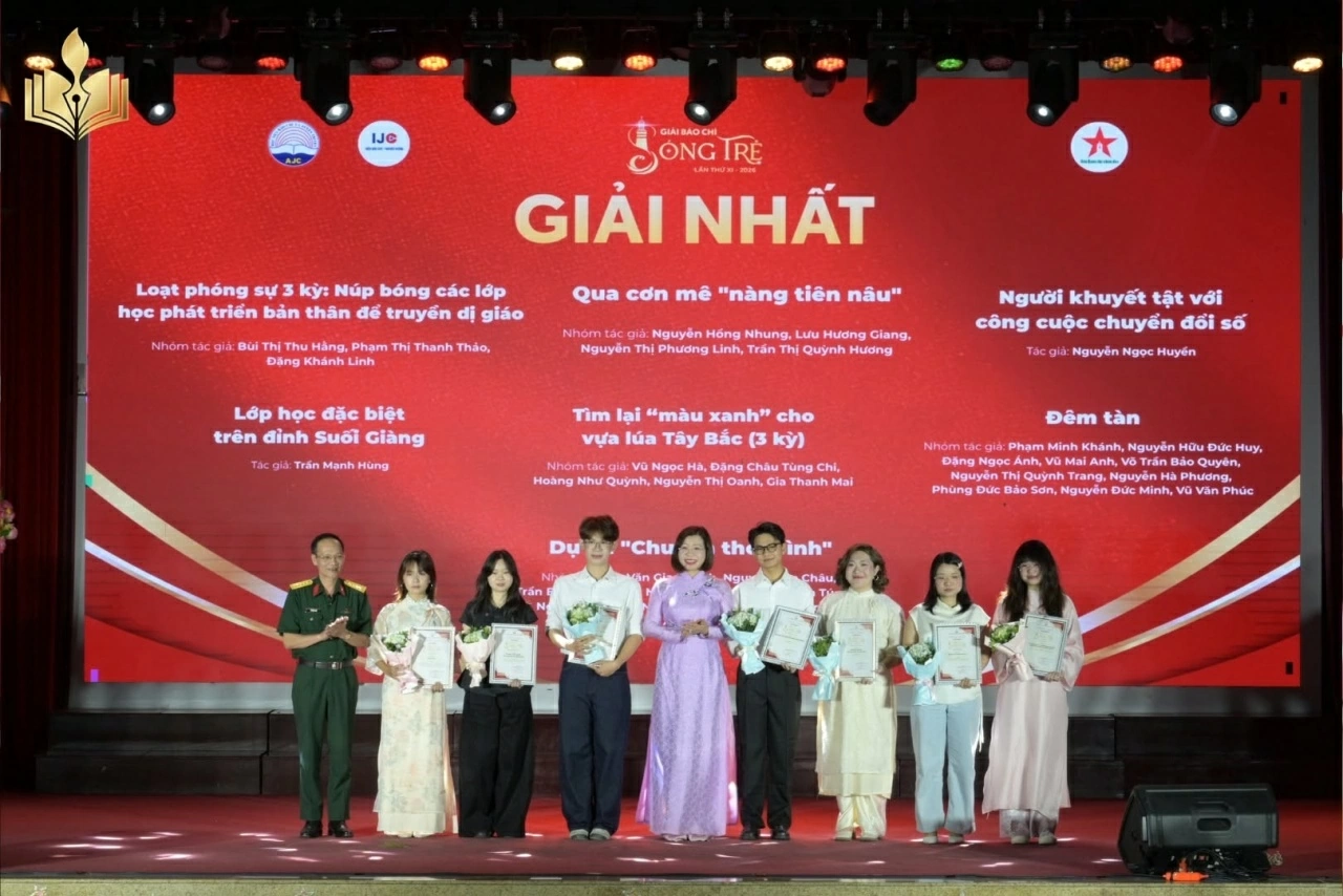 Ban tổ chức trao giải Nhất cho các tác giả, nhóm tác giả có tác phẩm xuất sắc tại Giải Báo chí Sóng trẻ lần thứ XI năm 2026. (Nguồn: BTC)