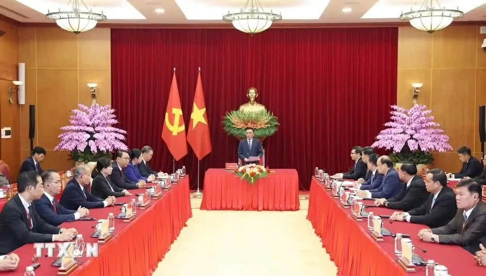 Thường trực Ban Bí thư Trần Cẩm Tú tiếp Đoàn cán bộ cao cấp Đảng Nhân dân Cách mạng Lào