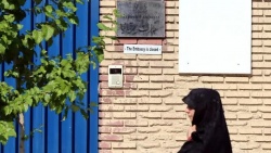 Iran triệu Đại sứ Anh, cảnh báo sẽ 