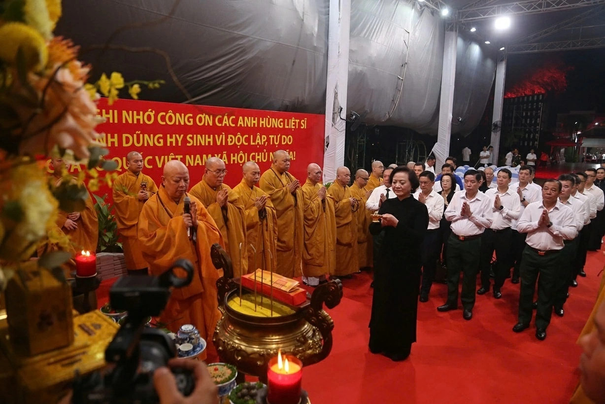 Khoảng 5h, Hòa thượng Thích Lệ Trang, Trưởng ban Trị sự Giáo hội Phật giáo Việt Nam TP. Hồ Chí Minh, cùng tăng ni tụng kinh cầu siêu trước bài vị đặt tại nơi quàn 731 hài cốt liệt sĩ ở Công viên Lê Thị Riêng, phường Hòa Hưng. Phó thủ tướng Phạm Thị Thanh Trà (áo dài đen), Trưởng ban Chỉ đạo quốc gia về tìm kiếm, quy tập và xác định danh tính hài cốt liệt sĩ, cảm ơn chư tăng đã cầu nguyện cho các anh hùng trước lúc về nơi an nghỉ cuối cùng. (Ảnh: Nhóm PV)
