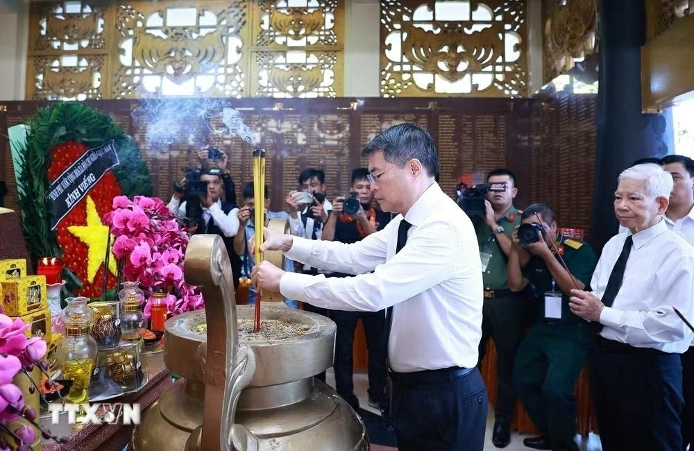 Thủ tướng Lê Minh Hưng dự lễ viếng, truy điệu 731 liệt sĩ được quy tập tại Công viên Lê Thị Riêng về an táng tại Nghĩa trang liệt sĩ TP. Hồ Chí Minh