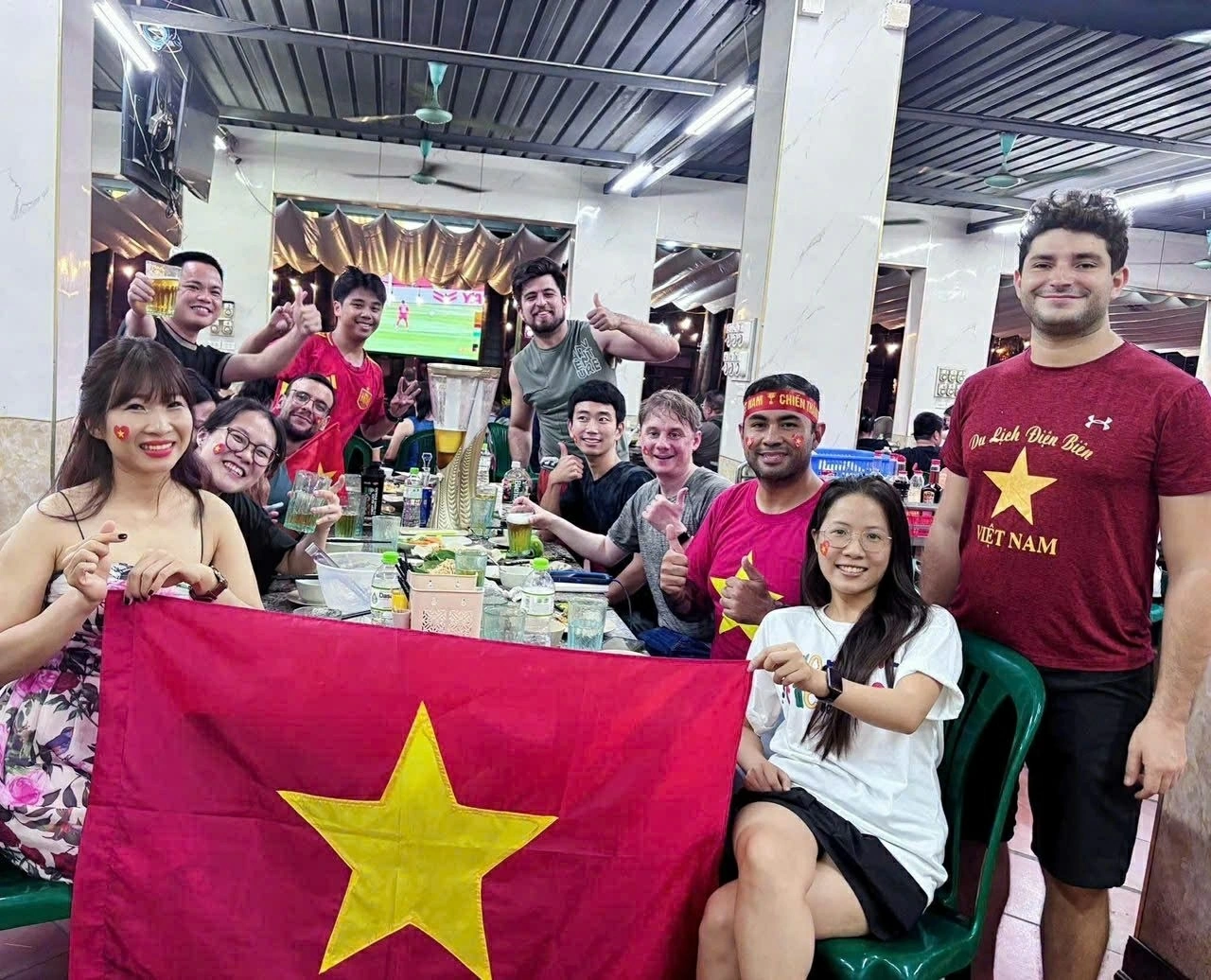 Gọi tên hạnh phúc từ những điều giản dị trên đất Việt Gọi tên hạnh phúc từ những điều giản dị trên đất Việt