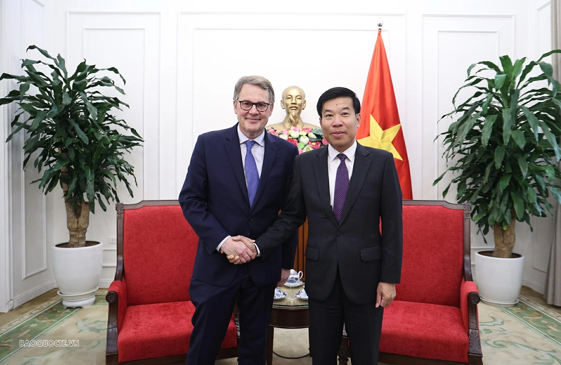 Ủy viên Trung ương Đảng, Phó Bí thư Thường trực Đảng ủy Bộ, Thứ trưởng Ngoại giao Nguyễn Mạnh Cường đã tiếp Đoàn chuyên gia, học giả Hoa Kỳ do Giáo sư Jonathan Stromseth