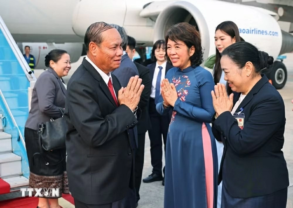 Thường trực Ban Bí thư Trung ương Đảng Nhân dân Cách mạng Lào bắt đầu thăm chính thức Việt Nam