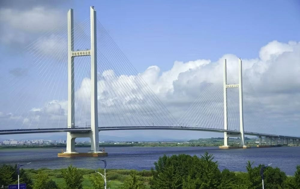 Cây cầu đường bộ mới bắc qua sông Áp Lục, nối thành phố Đan Đông của Trung Quốc với thành phố Sinuiju của Triều Tiên. (Ảnh: Kyodo)