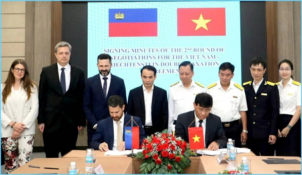 Đoàn đàm phán của Việt Nam do ông Đặng Ngọc Minh - Phó Cục trưởng Cục Thuế làm Trưởng đoàn và Đoàn đàm phán Liechtenstein (Lích-then-xtai-in) do ông Bernhard Canete - Trưởng bộ phận Quốc tế, Cơ quan Tài chính thuộc Bộ Các vấn đề Chính phủ và Tài chính Lích-then-xtai-in làm Trưởng đoàn ký kết Biên bản ghi nhớ về dự thảo Hiệp định tránh đánh thuế hai lần giữa hai nước, ngày 12/6. (Nguồn: Báo Khánh Hòa)