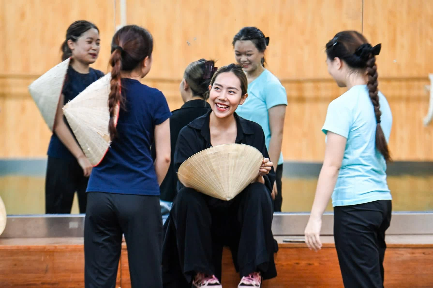 Làn điệu múa dệt nhịp cầu văn hóa Việt Trung