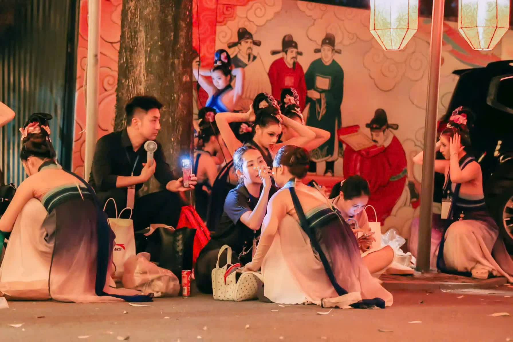 Làn điệu múa dệt nhịp cầu văn hóa Việt Trung