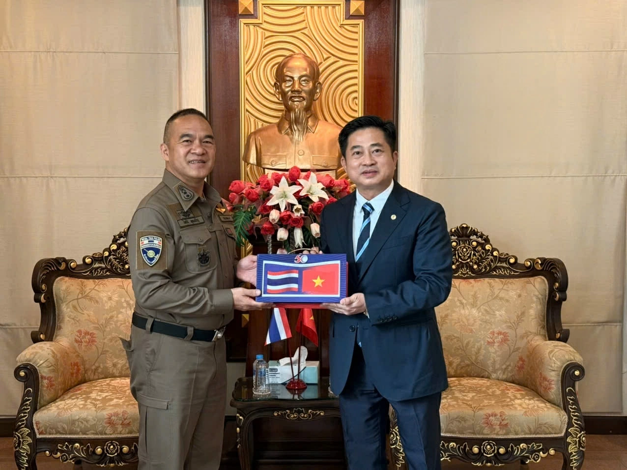Tổng Lãnh sự quán Việt Nam tăng cường hợp tác bảo hộ công dân tại Đông Bắc Thái Lan Tổng Lãnh sự quán Việt Nam tăng cường hợp tác bảo hộ công dân tại Đông Bắc Thái Lan