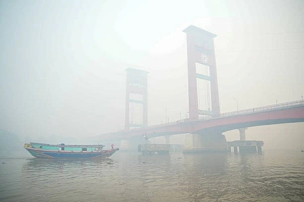 Indonesia tung biện pháp lạ đối phó khói mù độc hại