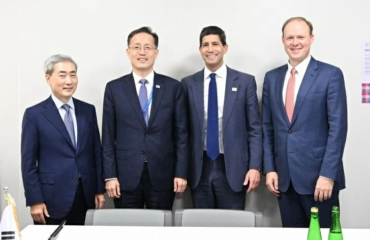 Từ trái sang, Thống đốc Ngân hàng Trung ương Hàn Quốc Shin Hyun-song, Bộ trưởng Tài chính Lee Hyoung-il, Chủ tịch Fed Kevin Warsh và Thứ trưởng Tài chính Mỹ Francis Brooke tại cuộc họp ở Bangkok, ngày 16/10. (Nguồn: Yonhap)